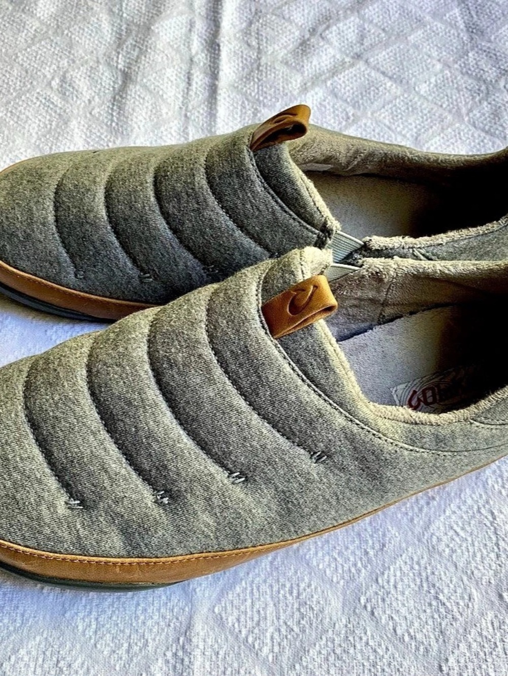 Olukai Mahana Men’s Size 12 Convertible Quilted Slipper Gray with Brown Leather